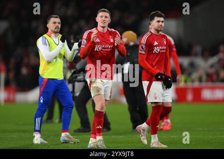 City Ground, Nottingham le samedi 14 décembre 2024. Elliott Anderson de Nottingham Forest et Neco Williams de Nottingham Forest célèbrent la victoire lors du match de premier League entre Nottingham Forest et Aston Villa au City Ground de Nottingham le samedi 14 décembre 2024. (Photo : Jon Hobley | mi News) crédit : MI News & Sport /Alamy Live News Banque D'Images