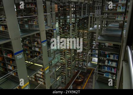 Vue rapprochée des immenses étagères en métal de la Biblioteca Vasconcelos, mettant en valeur son design architectural moderne unique. Banque D'Images