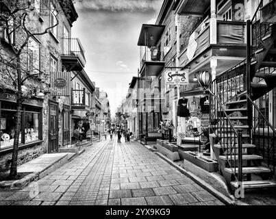 Rue du Petit Champlain dans le vieux Québec avec ses devantures colorées et des restaurants. Pot en Ciel, le Souvenoit et autres magasins, Québec, Canada. Banque D'Images