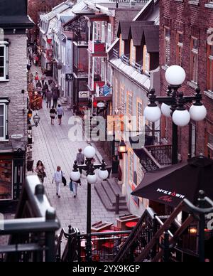 Les gens qui marchent dans les rues historiques de la rue du Petit Champlain et rue sous le fort du vieux Québec en soirée, vue de dessus. Québec, Canada. Rue Banque D'Images