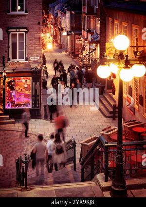 Les gens qui marchent dans la nuit sur les rues historiques de la rue du Petit Champlain et rue sous le fort du vieux Québec, vue de dessus. Québec, Canada. Ville de Banque D'Images