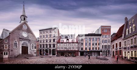 Vue panoramique de la Place Royale, la Place Royale avec sa célèbre église de Notre-Dame-des-Victoires, statue de Louis XIV, boutiques et cafétérias sur un ra Banque D'Images