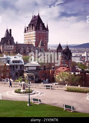 Vue panoramique de l'hôtel Fairmont Le Château Frontenac avec ciel dramatique, luxueux grand hotel Chateau Frontenac, lieu historique national du Canada. Le vieux Québec Cit Banque D'Images