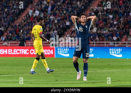 Bangkok, Thaïlande. 14 décembre 2024. Seksan Ratree #25 de Thaïlande vu en action lors de la Coupe de l'ASEAN 2024 Groupe A match entre la Thaïlande et la Malaisie au stade national Rajamangala. Score final ; Thaïlande 1 : 0 Malaisie. Crédit : SOPA images Limited/Alamy Live News Banque D'Images