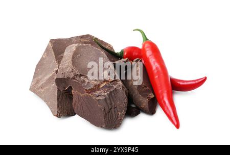 Morceaux de chocolat savoureux avec des piments isolés sur blanc Banque D'Images