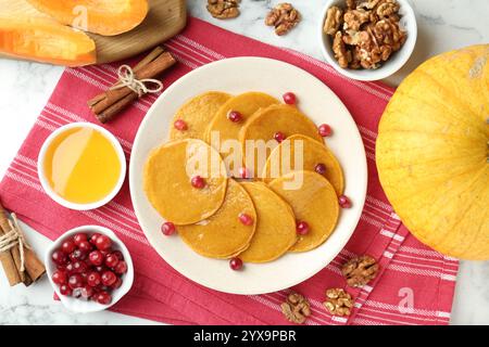 Savoureuses crêpes à la citrouille servies sur une table en marbre blanc, plat Banque D'Images