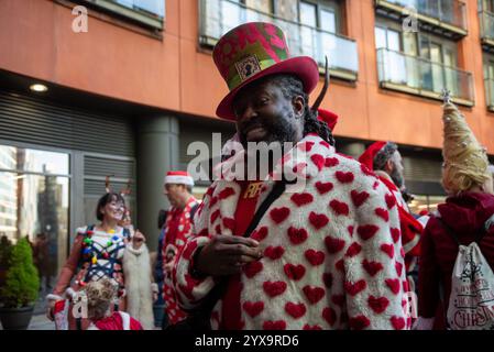 Londres, Angleterre, Royaume-Uni. 14 décembre 2024. Santa Con est un défilé de Noël apolitique, non religieux et à but non lucratif qui a lieu chaque année un samedi de décembre à Londres. (Crédit image : © Krisztian Elek/ZUMA Press Wire) USAGE ÉDITORIAL SEULEMENT! Non destiné à UN USAGE commercial ! Crédit : ZUMA Press, Inc/Alamy Live News Banque D'Images