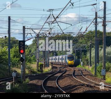 Avanti West Coast Class 390 train Alstom Pendolino sur la ligne principale de la côte ouest Banque D'Images