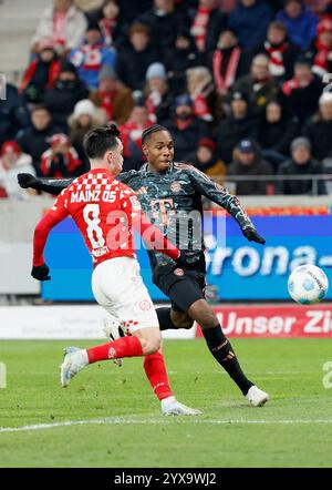 Mainz, Ger. 14 décembre 2024. v.l. : Karim Onisiwo (1.FSV Mainz 05, 9) und Mathys tel (FC Bayern Muenchen, 39), 14.12.2024, Fussball, Bundesliga, 1. FSV Mainz 05 - FC Bayern Muenchen, GER, Mainz, Mewa Arena, DFL LA RÉGLEMENTATION INTERDIT TOUTE UTILISATION DE PHOTOGRAPHIES COMME SÉQUENCES D'IMAGES ET/OU QUASI-VIDÉO. Crédit : HMB Media/Alamy Live News Banque D'Images