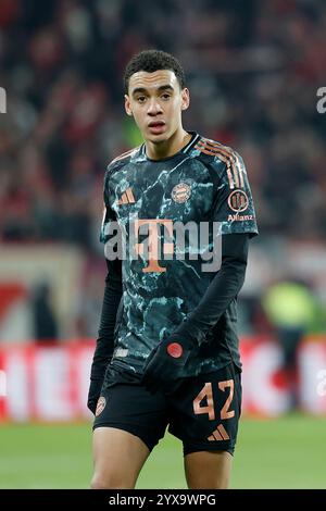 Mainz, Ger. 14 décembre 2024. v.l. : Jamal Musiala (FC Bayern Muenchen, 42), 14.12.2024, Fussball, Bundesliga, 1. FSV Mainz 05 - FC Bayern Muenchen, GER, Mainz, Mewa Arena, DFL LA RÉGLEMENTATION INTERDIT TOUTE UTILISATION DE PHOTOGRAPHIES COMME SÉQUENCES D'IMAGES ET/OU QUASI-VIDÉO. Crédit : HMB Media/Alamy Live News Banque D'Images