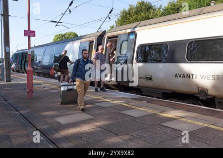 Passagers quittant un train Avanti West Coast Pendolino à la gare de Lancaster sur la ligne principale de la côte ouest Banque D'Images