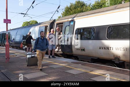 Passagers quittant un train Avanti West Coast Pendolino à la gare de Lancaster sur la ligne principale de la côte ouest Banque D'Images