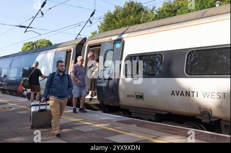 Passagers quittant un train Avanti West Coast Pendolino à la gare de Lancaster sur la ligne principale de la côte ouest Banque D'Images