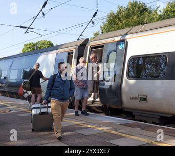 Passagers quittant un train Avanti West Coast Pendolino à la gare de Lancaster sur la ligne principale de la côte ouest Banque D'Images