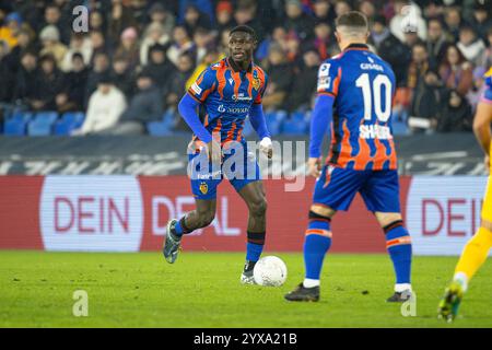 Bâle, Suisse. 14 décembre 2024. Bâle, Suisse, 14 décembre 2024 : Jonas Adjetey (32 Basel) lors du match de Super League entre le FC Basel 1893 et le Grasshopper Club Zurich au Jakob-Park à Bâle, Suisse. Philipp Kresnik (Philipp Kresnik/SPP) crédit : SPP Sport Press photo. /Alamy Live News Banque D'Images