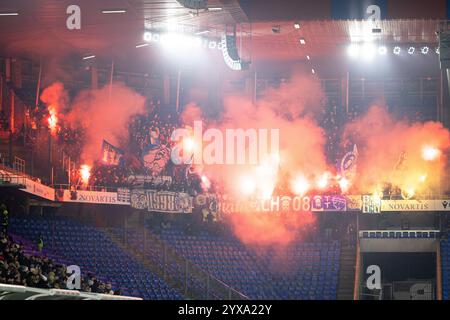 Bâle, Suisse. 14 décembre 2024. Bâle, Suisse, 14 décembre 2024 : les fans du Grasshopper Club Zurich lors du match de Super League entre le FC Basel 1893 et le Grasshopper Club Zurich au Jakob-Park à Bâle, Suisse. Philipp Kresnik (Philipp Kresnik/SPP) crédit : SPP Sport Press photo. /Alamy Live News Banque D'Images