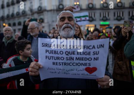 Madrid, Espagne. 14 décembre 2024. Un manifestant tient une pancarte pendant un rassemblement. Les résidents syriens de Madrid se sont rassemblés à la Puerta del sol pour célébrer la chute et la fin du gouvernement du président Bachar al-Assad dans le pays arabe. (Photo de David Canales/SOPA images/SIPA USA) crédit : SIPA USA/Alamy Live News Banque D'Images
