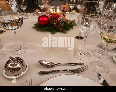 Table à manger fantaisie décorée de Noël. Fond beige clair Banque D'Images