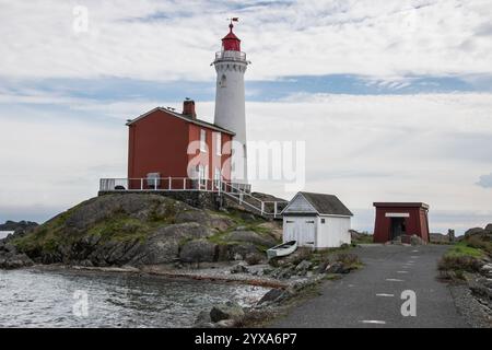 Phare de Fisgard au lieu historique national du fort Rodd Hill et du phare de Fisgard à Victoria, Colombie-Britannique, Canada Banque D'Images