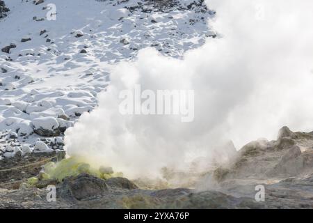 Gros plan de vapeur provenant du pot de soufre fumerole du volcan dans un paysage hivernal, Hokkaido, Japon Banque D'Images