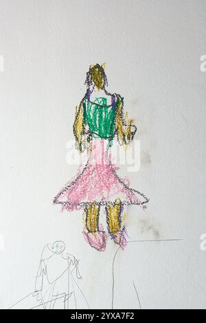 dessin ludique et créatif d'une fille sur le mur dans la chambre d'enfants ou l'aire de jeux, griffonnages et lignes colorés, abstrait créatif enfantin ou écriture Banque D'Images