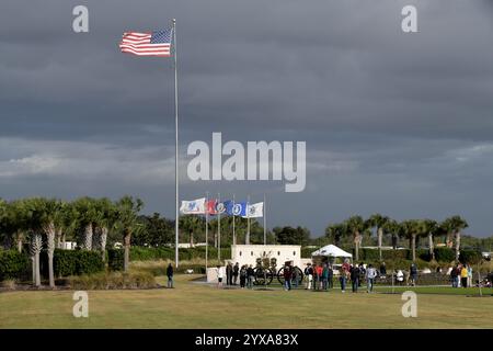 Cimetière national de Cap Canaveral (CCNC). Comté de Brevard, Floride, États-Unis. 14 décembre 2024. La Journée nationale des couronnes à travers l'Amérique a eu lieu à travers l'Amérique aujourd'hui. Rejoindre les plus de deux millions de bénévoles et de sympathisants qui se sont rassemblés pour se souvenir, honorer et enseigner dans plus de 4 600 sites participants dans les 50 états, en mer et à l'étranger. Plus de 1900 personnes sont arrivées au CCNC pour l'événement d'aujourd'hui. Un vent rapide et une tempête de pluie n'ont pas arrêté les activités pour cet événement Salomon. Crédit : Julian Leek/Alamy Live News Banque D'Images