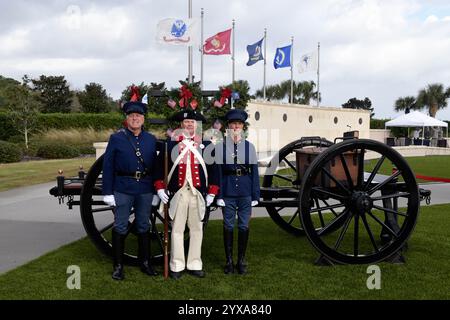 Cimetière national de Cap Canaveral (CCNC). Comté de Brevard, Floride, États-Unis. 14 décembre 2024. La Journée nationale des couronnes à travers l'Amérique a eu lieu à travers l'Amérique aujourd'hui. Rejoindre les plus de deux millions de bénévoles et de sympathisants qui se sont rassemblés pour se souvenir, honorer et enseigner dans plus de 4 600 sites participants dans les 50 états, en mer et à l'étranger. Plus de 1900 personnes sont arrivées au CCNC pour l'événement d'aujourd'hui. Un vent rapide et une tempête de pluie n'ont pas arrêté les activités pour cet événement Salomon. Crédit : Julian Leek/Alamy Live News Banque D'Images