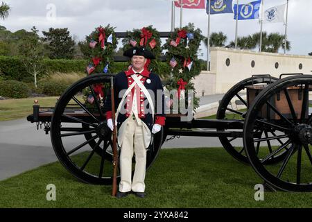 Cimetière national de Cap Canaveral (CCNC). Comté de Brevard, Floride, États-Unis. 14 décembre 2024. La Journée nationale des couronnes à travers l'Amérique a eu lieu à travers l'Amérique aujourd'hui. Rejoindre les plus de deux millions de bénévoles et de sympathisants qui se sont rassemblés pour se souvenir, honorer et enseigner dans plus de 4 600 sites participants dans les 50 états, en mer et à l'étranger. Plus de 1900 personnes sont arrivées au CCNC pour l'événement d'aujourd'hui. Un vent rapide et une tempête de pluie n'ont pas arrêté les activités pour cet événement Salomon. Crédit : Julian Leek/Alamy Live News Banque D'Images