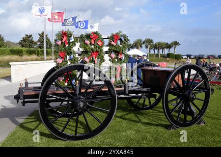 Cimetière national de Cap Canaveral (CCNC). Comté de Brevard, Floride, États-Unis. 14 décembre 2024. La Journée nationale des couronnes à travers l'Amérique a eu lieu à travers l'Amérique aujourd'hui. Rejoindre les plus de deux millions de bénévoles et de sympathisants qui se sont rassemblés pour se souvenir, honorer et enseigner dans plus de 4 600 sites participants dans les 50 états, en mer et à l'étranger. Plus de 1900 personnes sont arrivées au CCNC pour l'événement d'aujourd'hui. Un vent rapide et une tempête de pluie n'ont pas arrêté les activités pour cet événement Salomon. Crédit : Julian Leek/Alamy Live News Banque D'Images