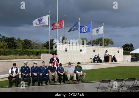 Cimetière national de Cap Canaveral (CCNC). Comté de Brevard, Floride, États-Unis. 14 décembre 2024. La Journée nationale des couronnes à travers l'Amérique a eu lieu à travers l'Amérique aujourd'hui. Rejoindre les plus de deux millions de bénévoles et de sympathisants qui se sont rassemblés pour se souvenir, honorer et enseigner dans plus de 4 600 sites participants dans les 50 états, en mer et à l'étranger. Plus de 1900 personnes sont arrivées au CCNC pour l'événement d'aujourd'hui. Un vent rapide et une tempête de pluie n'ont pas arrêté les activités pour cet événement Salomon. Crédit : Julian Leek/Alamy Live News Banque D'Images
