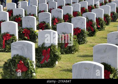 Cimetière national de Cap Canaveral (CCNC). Comté de Brevard, Floride, États-Unis. 14 décembre 2024. La Journée nationale des couronnes à travers l'Amérique a eu lieu à travers l'Amérique aujourd'hui. Rejoindre les plus de deux millions de bénévoles et de sympathisants qui se sont rassemblés pour se souvenir, honorer et enseigner dans plus de 4 600 sites participants dans les 50 états, en mer et à l'étranger. Plus de 1900 personnes sont arrivées au CCNC pour l'événement d'aujourd'hui. Un vent rapide et une tempête de pluie n'ont pas arrêté les activités pour cet événement Salomon. Crédit : Julian Leek/Alamy Live News Banque D'Images