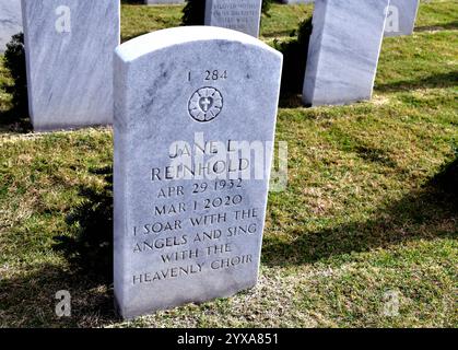 Cimetière national de Cap Canaveral (CCNC). Comté de Brevard, Floride, États-Unis. 14 décembre 2024. La Journée nationale des couronnes à travers l'Amérique a eu lieu à travers l'Amérique aujourd'hui. Rejoindre les plus de deux millions de bénévoles et de sympathisants qui se sont rassemblés pour se souvenir, honorer et enseigner dans plus de 4 600 sites participants dans les 50 états, en mer et à l'étranger. Plus de 1900 personnes sont arrivées au CCNC pour l'événement d'aujourd'hui. Un vent rapide et une tempête de pluie n'ont pas arrêté les activités pour cet événement Salomon. Crédit : Julian Leek/Alamy Live News Banque D'Images
