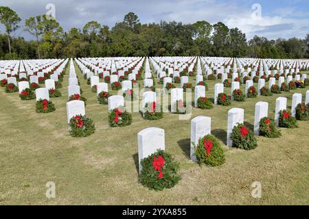 Cimetière national de Cap Canaveral (CCNC). Comté de Brevard, Floride, États-Unis. 14 décembre 2024. La Journée nationale des couronnes à travers l'Amérique a eu lieu à travers l'Amérique aujourd'hui. Rejoindre les plus de deux millions de bénévoles et de sympathisants qui se sont rassemblés pour se souvenir, honorer et enseigner dans plus de 4 600 sites participants dans les 50 états, en mer et à l'étranger. Plus de 1900 personnes sont arrivées au CCNC pour l'événement d'aujourd'hui. Un vent rapide et une tempête de pluie n'ont pas arrêté les activités pour cet événement Salomon. Crédit : Julian Leek/Alamy Live News Banque D'Images