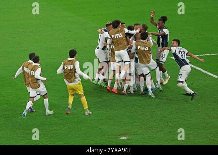 Doha, Qatar. 14 décembre 2024. Les joueurs de C.F. Pachuca célèbrent leur victoire avec le trophée suite à la fusillade au pénalty lors de la Coupe Challenger de la FIFA et de la Coupe Intercontinentale de la FIFA entre le Pachuca du Mexique et l'Al-Ahly de l'Égypte, au 974 Stadium, à Doha, Qatar, le 14 décembre, 2024. photo : Ahmed Alsaidi/DiaEsportivo/Alamy Live News crédit : DiaEsportivo/Alamy Live News Banque D'Images