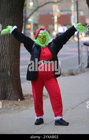 New York, États-Unis. 15 décembre 2024. NEW YORK, États-Unis - 14 DÉCEMBRE : des milliers de personnes habillées en Père Noël descendent dans les rues de New York lors de l'événement SantaCon 2024 le 14 décembre 2024. Les fêtards ont visité des bars, des métros et des sites touristiques emblématiques, apportant la joie des vacances à la ville. (Photo : Giada Papini Rampelotto/EuropaNewswire/Sipa USA) crédit : Sipa USA/Alamy Live News Banque D'Images