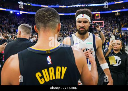 San Francisco, États-Unis. 12 novembre 2024. Stephen Curry (30) des Golden State Warriors et Klay Thompson (31) de Dallas Mavericks se serrent la main après la victoire 120-117 des Warriors au Chase Center de San Francisco le 12 novembre 2024. (Photo de Ray Chavez/Bay Area News Group/TNS/Sipa USA) crédit : Sipa USA/Alamy Live News Banque D'Images