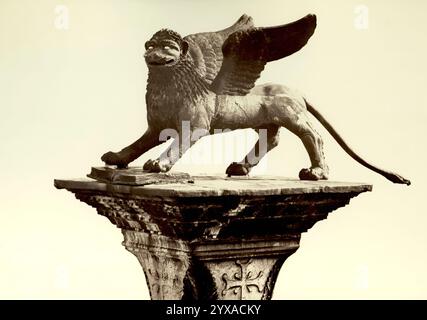 Lion de Venise : le Lion de bronze de marque sur la colonne de la Piazzetta, Venise, Italie, années 1860 Banque D'Images