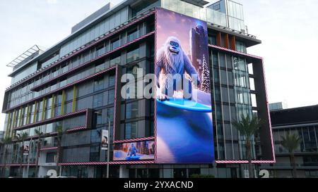 Los Angeles, Californie, USA 14 décembre 2024 abominable Snowman Surfing Billboard au Pendry Hotel sur Sunset Blvd le 14 décembre 2024 à Los Angeles, Californie, USA. Photo de Barry King/Alamy Stock photo Banque D'Images