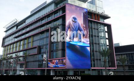 Los Angeles, Californie, USA 14 décembre 2024 abominable Snowman Surfing Billboard au Pendry Hotel sur Sunset Blvd le 14 décembre 2024 à Los Angeles, Californie, USA. Photo de Barry King/Alamy Stock photo Banque D'Images