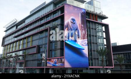 Los Angeles, Californie, USA 14 décembre 2024 abominable Snowman Surfing Billboard au Pendry Hotel sur Sunset Blvd le 14 décembre 2024 à Los Angeles, Californie, USA. Photo de Barry King/Alamy Stock photo Banque D'Images