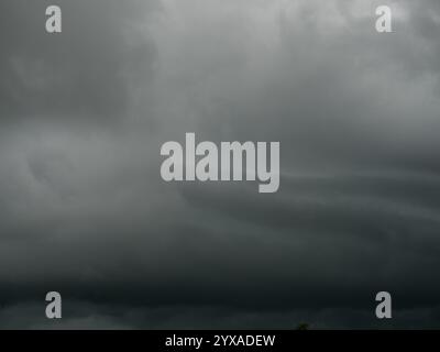 Les formations de nuages Cumulonimbus ciel tropical sur Nimbus , déménagement , Abstract background du phénomène naturel et des nuages gris hunk , Thaïlande Banque D'Images