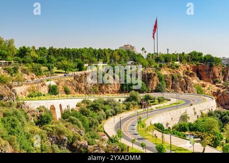 Vue de la route sinueuse à la plage de Konyaalti, Antalya, Turquie Banque D'Images