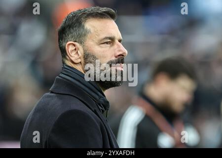 Newcastle, Royaume-Uni. 15 décembre 2024. Ruud van Nistelrooy manager de Leicester City lors du premier League match Newcastle United vs Leicester City au James's Park, Newcastle, Royaume-Uni, le 14 décembre 2024 (photo Mark Cosgrove/News images) à Newcastle, Royaume-Uni le 15/12/2024. (Photo de Mark Cosgrove/News images/SIPA USA) crédit : SIPA USA/Alamy Live News Banque D'Images