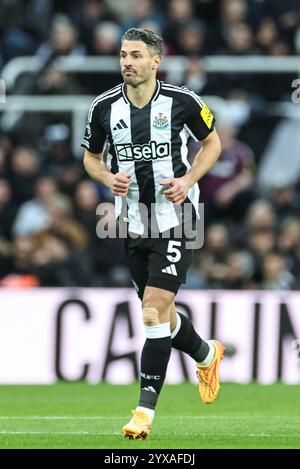 Newcastle, Royaume-Uni. 15 décembre 2024. Fabian Schär de Newcastle United lors du match de premier League Newcastle United vs Leicester City au James's Park, Newcastle, Royaume-Uni, 14 décembre 2024 (photo Mark Cosgrove/News images) à Newcastle, Royaume-Uni le 15/12/2024. (Photo de Mark Cosgrove/News images/SIPA USA) crédit : SIPA USA/Alamy Live News Banque D'Images