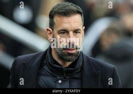 Newcastle, Royaume-Uni. 15 décembre 2024. Ruud van Nistelrooy manager de Leicester City lors du premier League match Newcastle United vs Leicester City au James's Park, Newcastle, Royaume-Uni, le 14 décembre 2024 (photo Mark Cosgrove/News images) à Newcastle, Royaume-Uni le 15/12/2024. (Photo de Mark Cosgrove/News images/SIPA USA) crédit : SIPA USA/Alamy Live News Banque D'Images