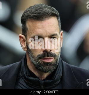 Newcastle, Royaume-Uni. 15 décembre 2024. Ruud van Nistelrooy manager de Leicester City lors du premier League match Newcastle United vs Leicester City au James's Park, Newcastle, Royaume-Uni, le 14 décembre 2024 (photo Mark Cosgrove/News images) à Newcastle, Royaume-Uni le 15/12/2024. (Photo de Mark Cosgrove/News images/SIPA USA) crédit : SIPA USA/Alamy Live News Banque D'Images