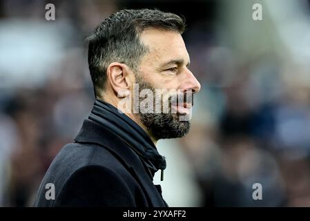 Newcastle, Royaume-Uni. 15 décembre 2024. Ruud van Nistelrooy manager de Leicester City lors du premier League match Newcastle United vs Leicester City au James's Park, Newcastle, Royaume-Uni, le 14 décembre 2024 (photo Mark Cosgrove/News images) à Newcastle, Royaume-Uni le 15/12/2024. (Photo de Mark Cosgrove/News images/SIPA USA) crédit : SIPA USA/Alamy Live News Banque D'Images