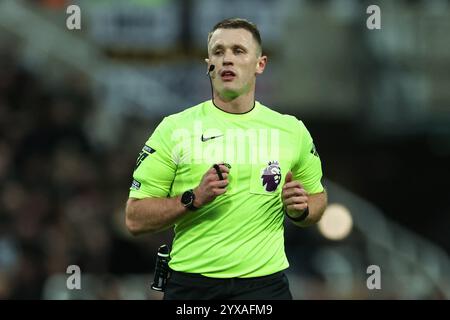 Newcastle, Royaume-Uni. 15 décembre 2024. Arbitre Thomas Bramall lors du match de premier League Newcastle United vs Leicester City au salon James's Park, Newcastle, Royaume-Uni, 14 décembre 2024 (photo Mark Cosgrove/News images) à Newcastle, Royaume-Uni le 15/12/2024. (Photo de Mark Cosgrove/News images/SIPA USA) crédit : SIPA USA/Alamy Live News Banque D'Images