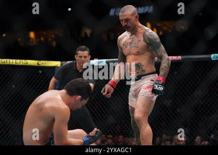 Tampa, Floride, États-Unis. 15 décembre 2024. TAMPA, FL -15 DÉCEMBRE : Cub Swanson et Billy Quarantillo se rencontrent dans l'octogone pour un combat de 3 tours de poids plume lors de l'UFC Fight Night - Covington vs Buckley à l'Amalie Arena le 15 décembre 2024 à Tampa, Floride (photo de Jordan Herald/PxImages) crédit : px images/Alamy Live News Banque D'Images