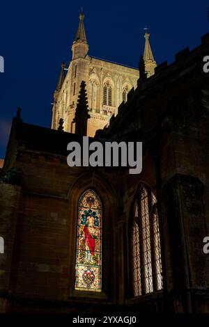 Pershore Abbey, église de la Sainte Croix Christ vitrail au crépuscule en décembre. Pershore, Worcestershire, Angleterre Banque D'Images